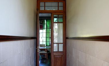 Casa antigua reciclada frente a la plaza principal de Lobos