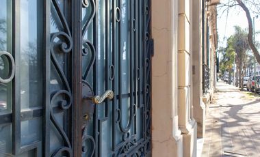 Casa antigua reciclada frente a la plaza principal de Lobos