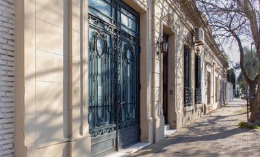 Casa antigua reciclada frente a la plaza principal de Lobos