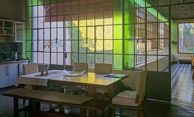 Casa antigua reciclada frente a la plaza principal de Lobos