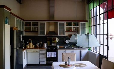 Casa antigua reciclada frente a la plaza principal de Lobos