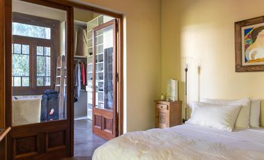 Casa antigua reciclada frente a la plaza principal de Lobos