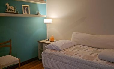 Casa antigua reciclada frente a la plaza principal de Lobos