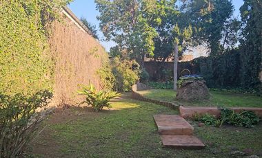 Casa antigua reciclada frente a la plaza principal de Lobos