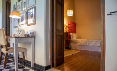 Casa antigua reciclada frente a la plaza principal de Lobos