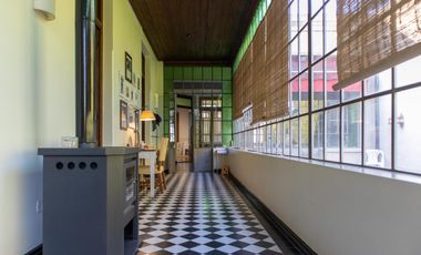 Casa antigua reciclada frente a la plaza principal de Lobos