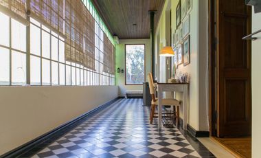 Casa antigua reciclada frente a la plaza principal de Lobos