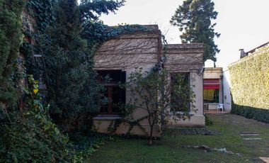 Casa antigua reciclada frente a la plaza principal de Lobos