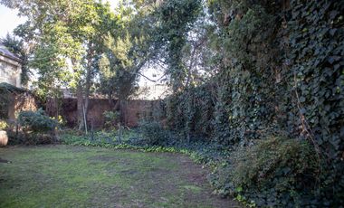 Casa antigua reciclada frente a la plaza principal de Lobos