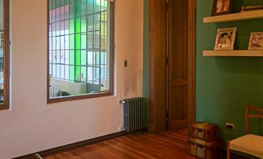 Casa antigua reciclada frente a la plaza principal de Lobos