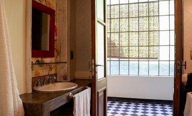 Casa antigua reciclada frente a la plaza principal de Lobos