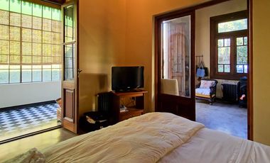 Casa antigua reciclada frente a la plaza principal de Lobos