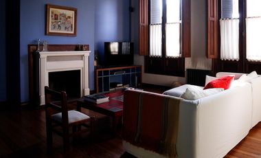 Casa antigua reciclada frente a la plaza principal de Lobos