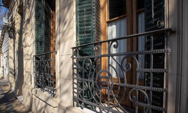 Casa antigua reciclada frente a la plaza principal de Lobos