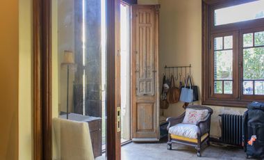 Casa antigua reciclada frente a la plaza principal de Lobos