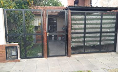 Casa en venta - 1 dormitorio 1 baño - 70mts2 - Sourigues.