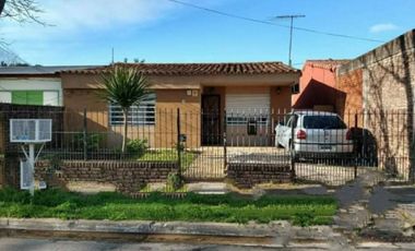 Casa en venta - 2 dormitorios 2 baños - Cochera - 200Mts2 - Berazategui