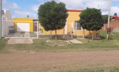 Casa en venta - 2 dormitorios 2 baños - 250mts2 - Necochea