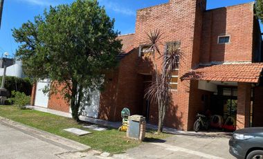 Casa en venta - 3 dormitorios 3 baños - 128mts2 - Country Club El Venado I, Esteban Echeverría