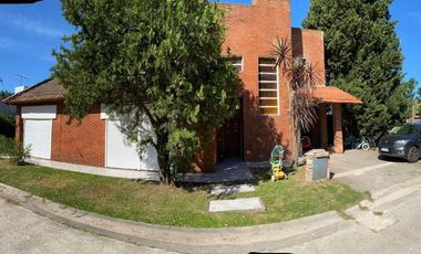 Casa en venta - 3 dormitorios 3 baños - 128mts2 - Country Club El Venado I, Esteban Echeverría