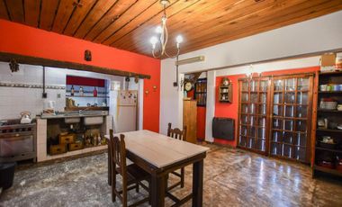 Casa en venta - 3 dormitorios 3 baños - Cochera - 416mts2 - Villa Elisa, La Plata