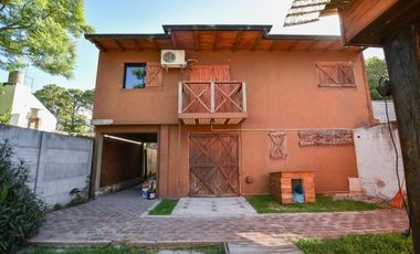 Casa en venta - 3 dormitorios 3 baños - Cochera - 416mts2 - Villa Elisa, La Plata