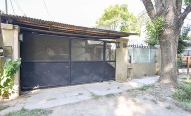 Casa en venta - 3 dormitorios 3 baños - Cochera - 416mts2 - Villa Elisa, La Plata