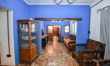 Casa en venta - 3 dormitorios 3 baños - Cochera - 416mts2 - Villa Elisa, La Plata