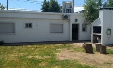 Casa en venta - 3 dormitorios 1 baño 3 cocheras - 330mts2 - Lincoln