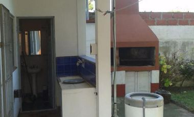 Venta en bloque Casa y  Departamento - 4 dormitorios 2 baños - 400mts2 totales - Las Toninas