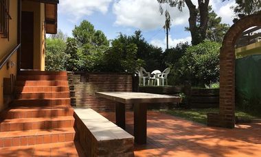 Casa en venta - 4 Dormitorios 2 Baños - Cocheras - 660Mts2 - Valeria Del Mar