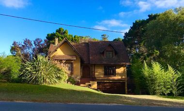 Casa en venta - 4 Dormitorios 2 Baños - Cocheras - 660Mts2 - Valeria Del Mar