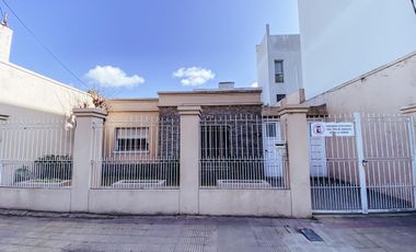 Casa en venta - 4 dormitorios 2 baños - Cocheras - 209mts2 - Tolosa, La Plata