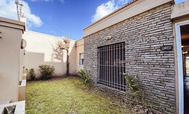 Casa en venta - 4 dormitorios 2 baños - Cocheras - 209mts2 - Tolosa, La Plata
