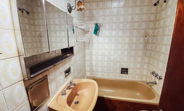 Casa en venta - 4 dormitorios 2 baños - Cocheras - 209mts2 - Tolosa, La Plata