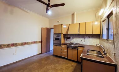 Casa en venta - 4 dormitorios 2 baños - Cocheras - 209mts2 - Tolosa, La Plata