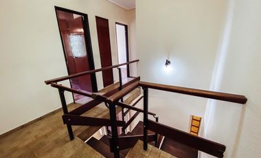 Casa en venta - 4 dormitorios 2 baños - Cocheras - 209mts2 - Tolosa, La Plata