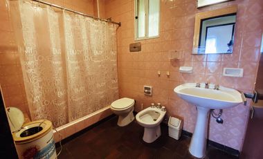 Casa en venta - 4 dormitorios 2 baños - Cocheras - 209mts2 - Tolosa, La Plata