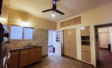 Casa en venta - 4 dormitorios 2 baños - Cocheras - 209mts2 - Tolosa, La Plata