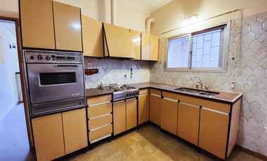 Casa en venta - 4 dormitorios 2 baños - Cocheras - 209mts2 - Tolosa, La Plata