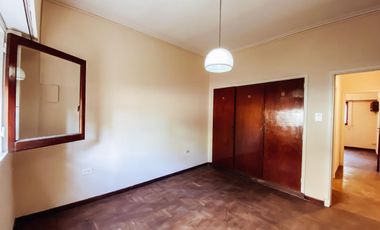 Casa en venta - 4 dormitorios 2 baños - Cocheras - 209mts2 - Tolosa, La Plata