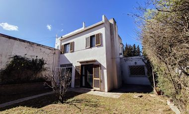 Casa en venta - 4 dormitorios 2 baños - Cocheras - 209mts2 - Tolosa, La Plata
