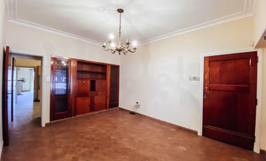 Casa en venta - 4 dormitorios 2 baños - Cocheras - 209mts2 - Tolosa, La Plata