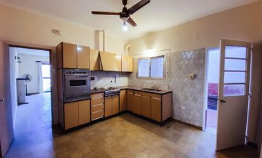 Casa en venta - 4 dormitorios 2 baños - Cocheras - 209mts2 - Tolosa, La Plata