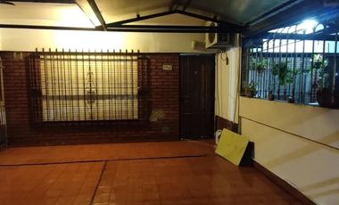 Casa en venta - 1 dormitorio 1 baño - 77,5mts2 - Bernal Oeste