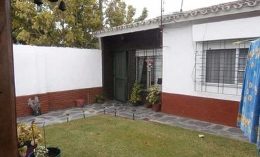 Casa venta - 2 dormitorios - 1 baño - 220mts2 totales - Berazategui