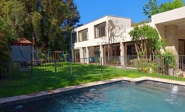 Casa En Arriendo De 5 Dorm. En Las Condes