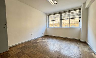 Amplia Oficina 56 m2, a pasos del metro, full conectada