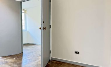 Amplia Oficina 56 m2, a pasos del metro, full conectada