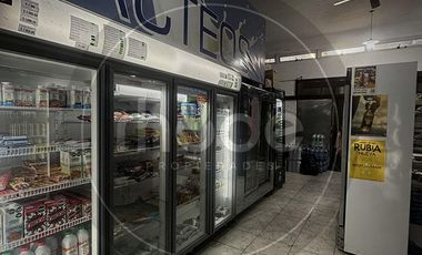 Local comercial, lote y tres departamentos a la venta en Costa del Este - Calle Las Camelias al 407